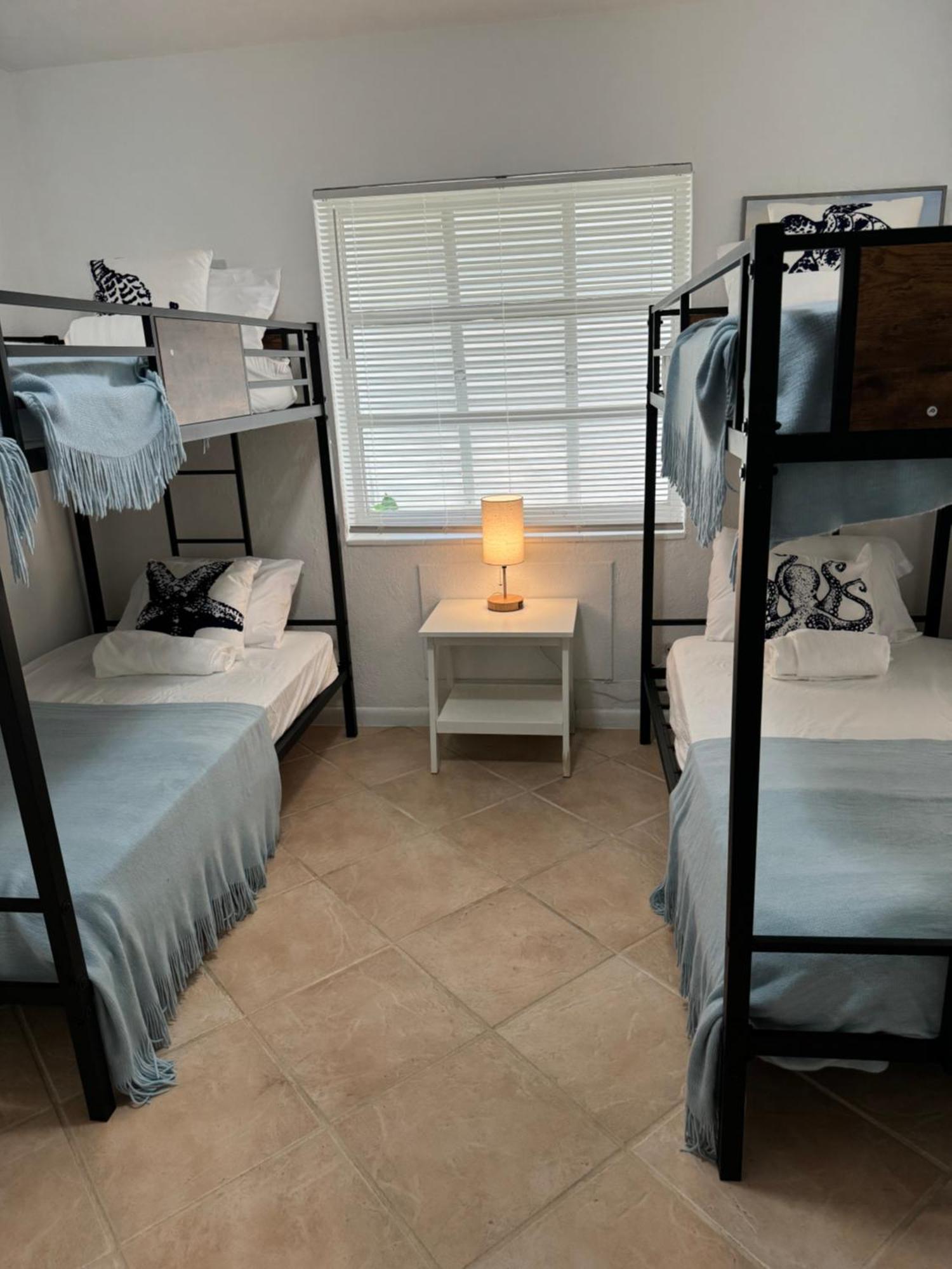 Hostel Beds & Sheets Fll Airport دانيا بيتش المظهر الخارجي الصورة